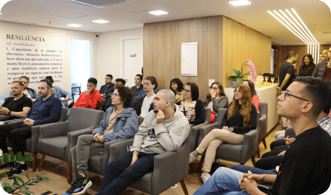 Imagem mostrando colaboladores da medcof assistindo uma palestra